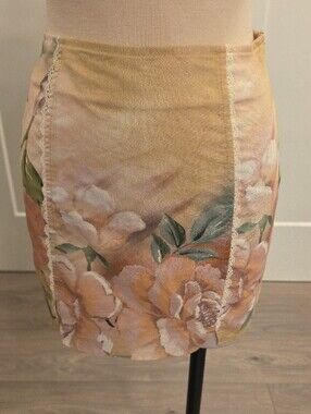 Isabelle Quinn brand floral Mini Skirt  in Cream&pink. Lace edges size 2 NWOT
